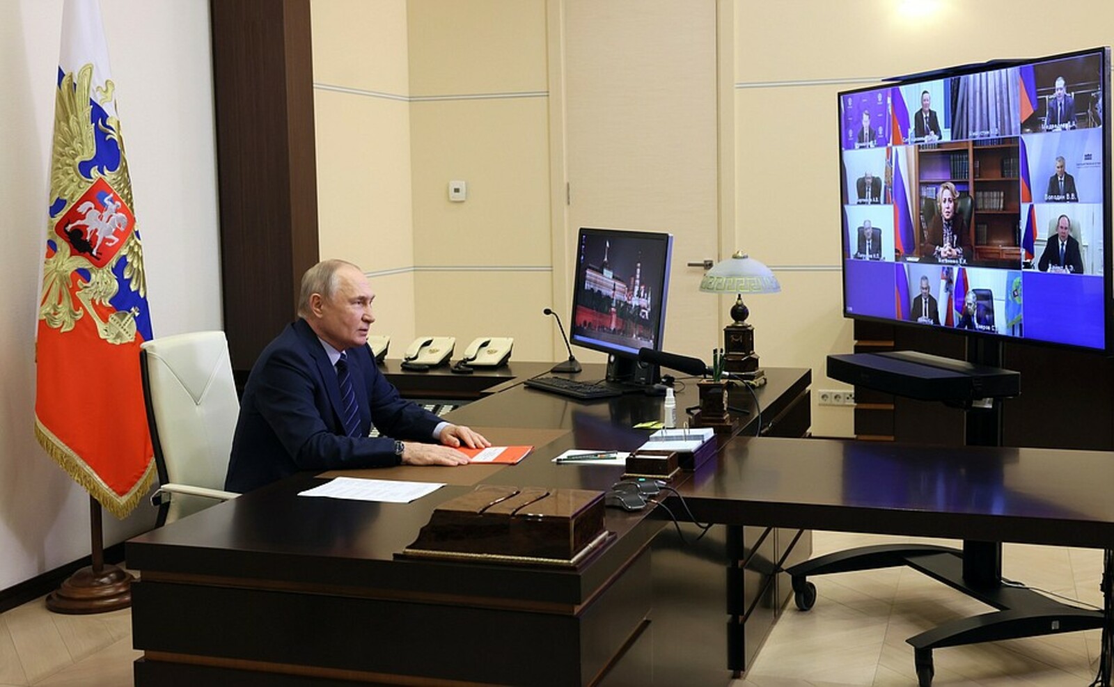 Президент В.Путин в режиме видеоконференции провёл оперативное совещание с постоянными членами Совета Безопасности