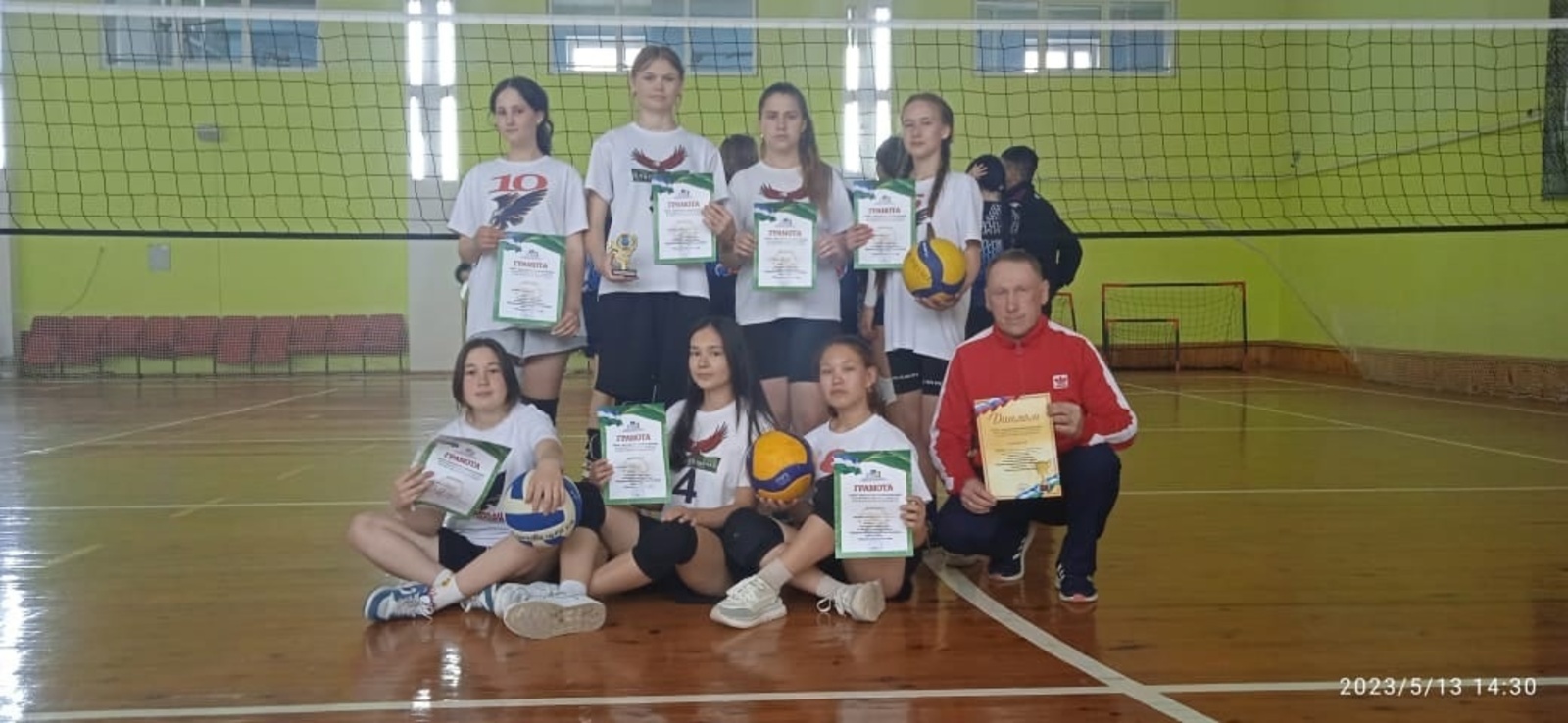 Команда девушек МОБУ СОШ с.Благовещенка (руководитель Шарифуллин Р.Т.) приняла участие в зональных соревнованиях по волейболу