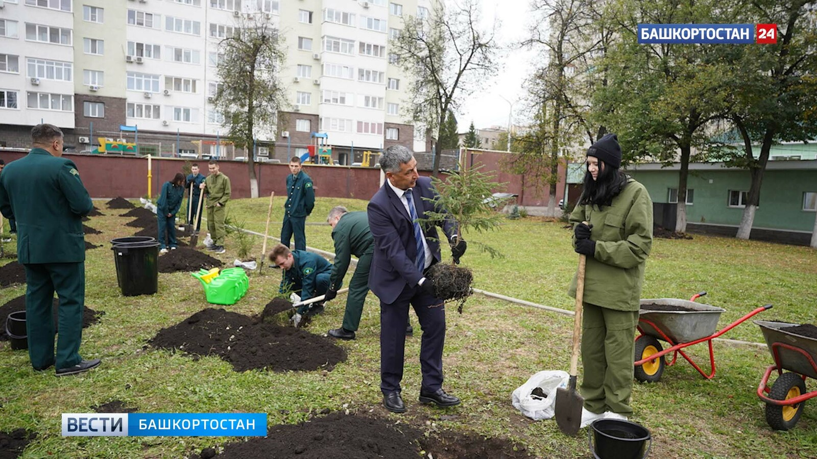 Өфөлә Студенттар аллеяһы ултыртылды