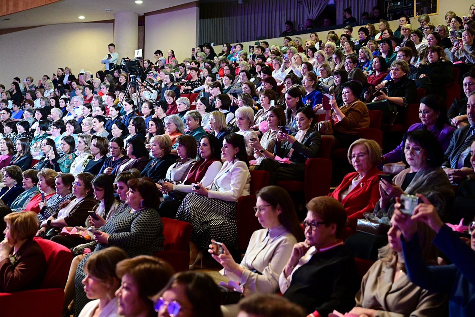Радий Хабиров поздравил жителей Башкортостана с Международным женским днём
