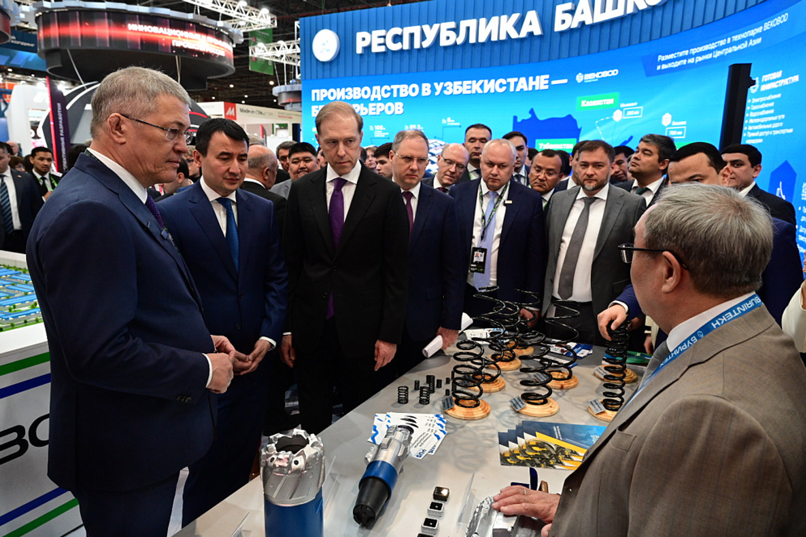 Радий Хабиров презентовал стенд Башкортостана на выставке